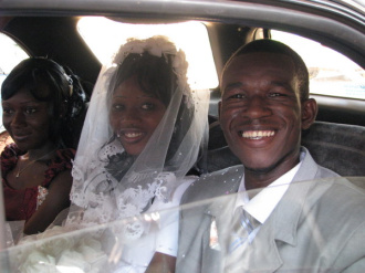 01 Les Futurs Maries Dans La Voiture Devant L Eglise